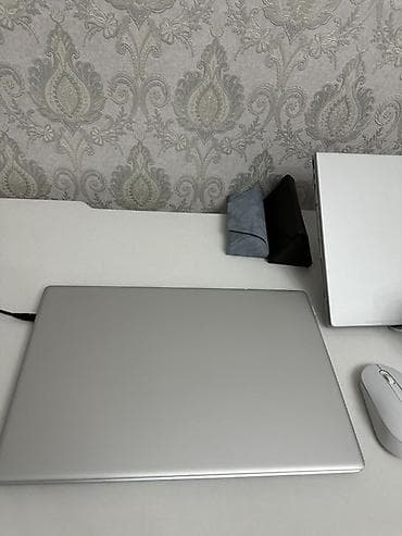magicbook 14: Ноутбук серебристого цвета - RAM:8 GB, Intel(R) CORE (TM) i5 SSD — 4