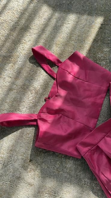 Розовый комплект из атласной ткани: кроп‑топ с широкими бретелями и