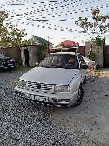 Volkswagen Vento: 1993 г., 1.8 л, Механика, Газ, Седан