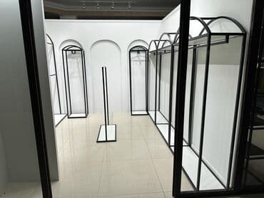 оборудование в бутик: Кронштейны Стеллажи Стойки Вешала Столы ресепшен Раскладочные — 3