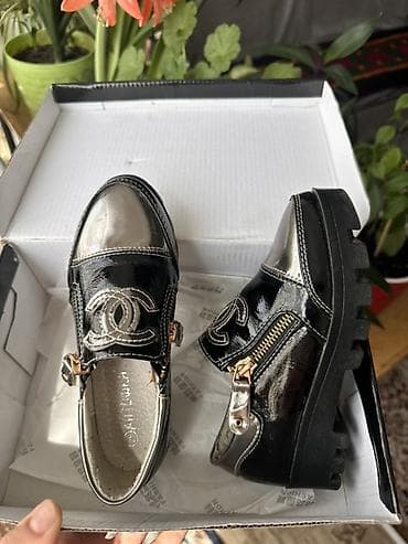 обувь лолита: Лоферы детские, черные с глянцевым покрытием и контрастными — 1