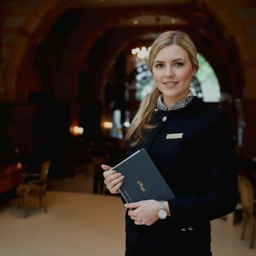 работа в отеле с проживанием: Требуется Администратор: Ресторан, 1-2 года опыта, Оплата Еженедельно — 2