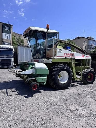 Кормоуборочный комбайн CLAAS Jaguar (серия MEGA) с подборщиком