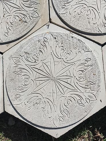 Тротуарная плитка шестигранная с круглым рельефным медальоном -