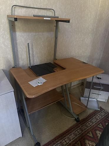 Компьютерный стол с надстройкой и колесиками - Эргономичная at lalafo.kg Компьютерный стол с надстройкой и колесиками - Эргономичная