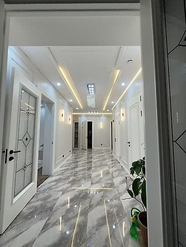 продажа столов в зал: Современный интерьер с продуманным светодизайном и нейтральной — 1