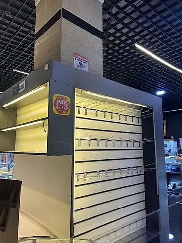 center: Сдается островок в ТЦ «Чинар» на 1-м этаже, в проходном ряду с высокой — 3