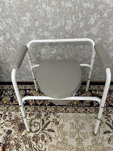 Комнатный туалет-стул (комод) с крышкой и подлокотниками. - Прочная