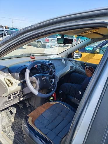 Nissan Tino: 2003 г., 1.8 л, Механика, Бензин, Хэтчбэк — 1