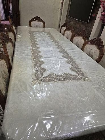 Большой стол со стульями.Стол трансформер длина 4,5 уменьшить 3,5. -