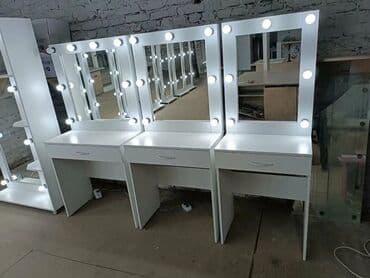 Визажный столик. туалетный столик. гримёрный зеркало. зеркала