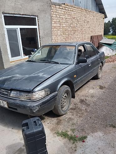 сидения на 210: Автомобиль седан, левый руль. Кузов темно‑серый, 4 двери. Передний — 3