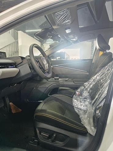 Салон современного кроссовера/седана с продуманной эргономикой и