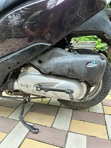 100: Скутер Honda (50–100 см³, карбюратор) в чёрном цвете. Основные — 4