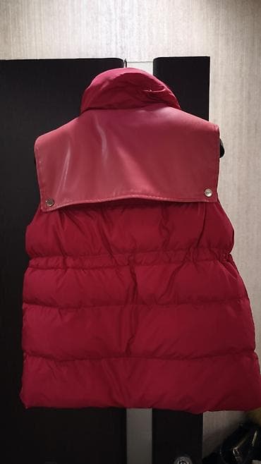 Жилеты, безрукавки: Жилетка-пуховик So CUTE, размер S - Цвет: насыщенный малиново‑красный — 2