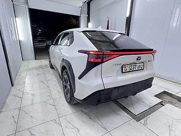 батарея гибрид: Toyota bZ4X: 2023 г., Электромобиль, Кроссовер — 6