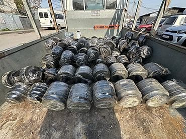 Предлагается набор черных регулируемых гантелей. Вес можно изменять