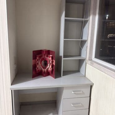 стол для уроков с полками: Письменный стол, Б/у — 1