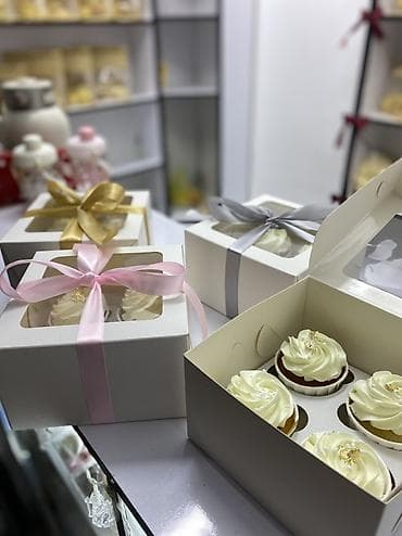 Кондитерские изделия, сладости: Подарочный набор капкейков — 4 шт. - Воздушные ванильные капкейки с — 4