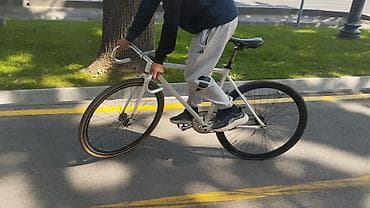 Фикс-байк (fixed gear) с легкой городской геометрией и минималистичным