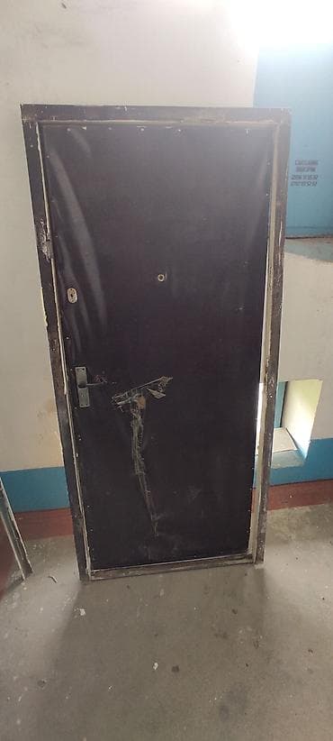 Продам дверь входной. каркас металлические. утипленный. 205х85 см