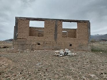 көчмө үйлөр: Недостроенный одноэтажный дом из самана/кирпича-сырца на ленточном — 3