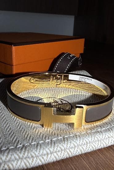 Личные вещи: Браслет Hermès Clic H (Etain, матовый), золочёная фурнитура - Модель — 3