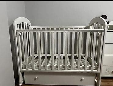 Детская кроватка с матрасом и выдвижным нижним ящиком. Особенности и