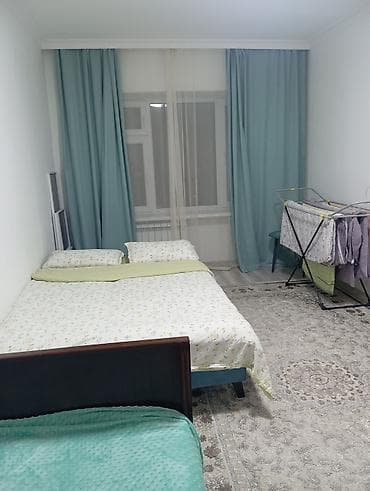 - Просторная светлая комната с большим окном и плотными шторами +