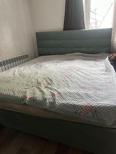 Кровати: Двуспальная кровать, Б/у, С мягким изголовьем, длина - 200 см — 1
