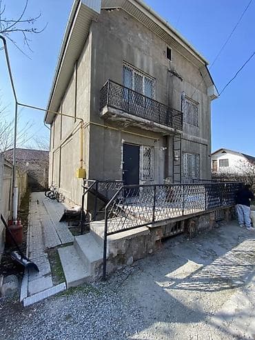 2х: 🏡 Продаётся 2-х этажный дом 📍Район: Ак-Орго ж/м 🏠 Этажность: 2 🛏 — 1