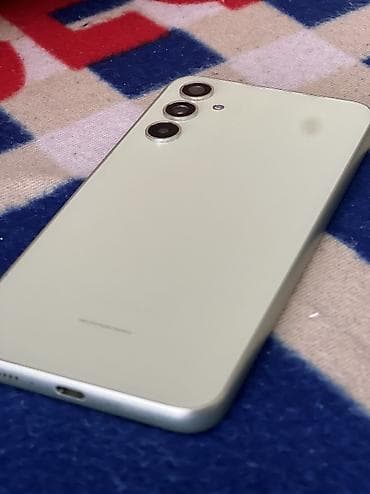 Samsung A34 5G с тройной основной камерой и светодиодной вспышкой