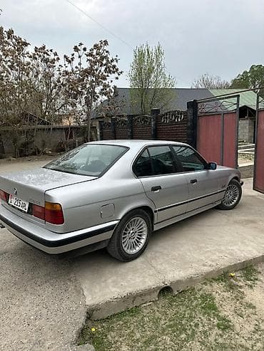 srv 2: BMW 5 Series E34, седан, серебристый цвет. Основные характеристики: - — 1