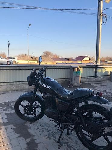 Suzuki: Мотоцикл Suzuki в стиле неоклассик/кафе-рейсер, черный. Документов — 4