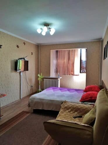 2 х комнатную квартиру по суточно в 8 мкр: 1 комната, Бронь — 4