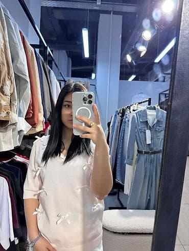 Кофты, свитеры: Женский джемпер с бантиками - Модель с V-образным вырезом и рукавом — 1