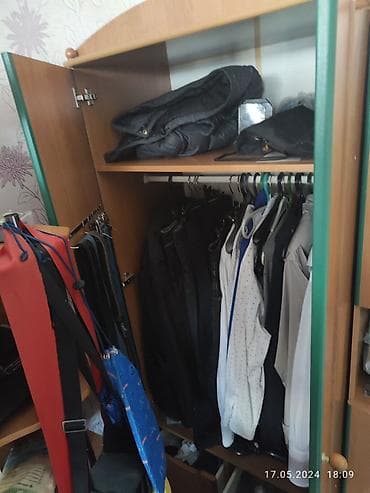 балыкчы шкаф: 3 шкафараздельные состояние среднее, высота 180 глубина 40, ширина — 4