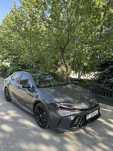 Toyota Camry: 2024 г., 2.5 л, Автомат, Гибрид, Седан