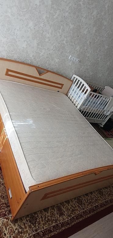 Шкафы: Двуспальная кровать, Б/у, С матрасом, длина - 200 см — 1