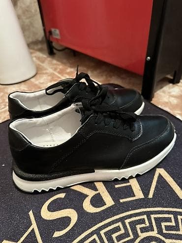 Кроссовки повседневные, черные - Дизайн: лаконичные черные кроссовки