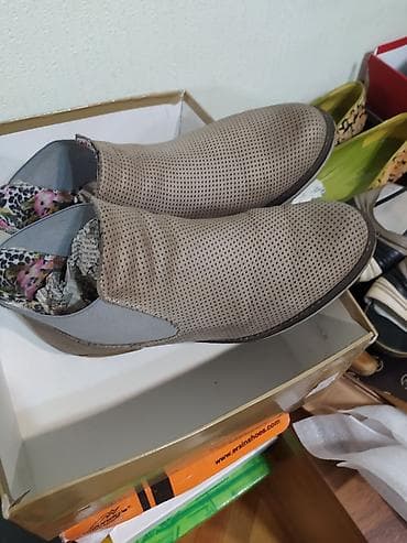 Босоножки, сандалии, шлепанцы: Продаю различную б/у обувь всё в отличном состоянии, размер . Цена — 4