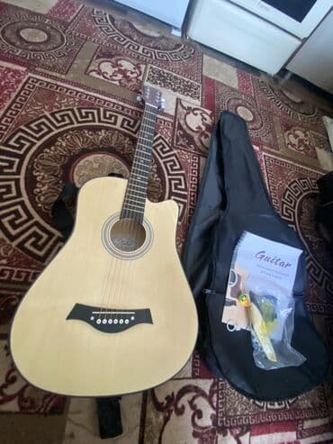 Акустическая гитара с вырезом (cutaway) формата дредноут