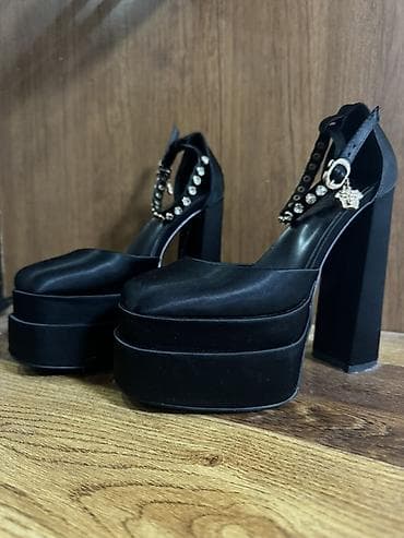 Черные туфли на высоком каблуке с массивной платформой и ремешком