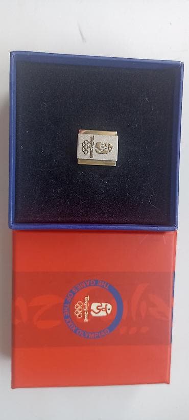 серебрянная: Коллекционный Олимпийский значок Beijing 2008 . Размер 1,5х1,1 см — 1