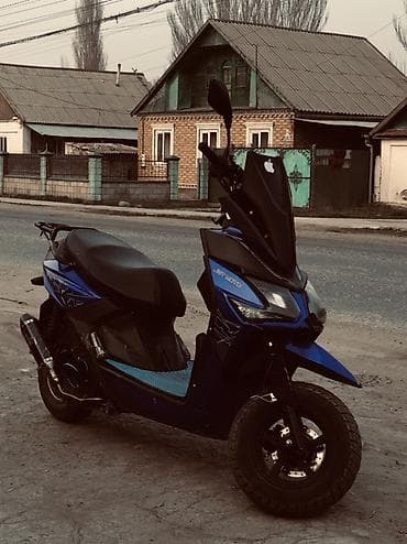 Скутер/мопед спортивного стиля, с ярким синим пластиком и агрессивной