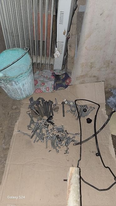 Набор автозапчастей и крепежа для двигателя (разбор) Состав: -