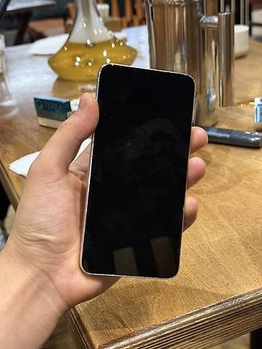 galax: Смартфон Samsung Galaxy S22 (версия с тройной камерой). Цвет корпуса — 5