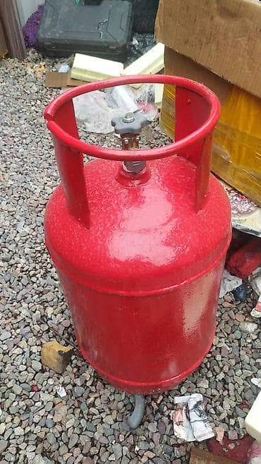 Газовый баллон стальной, окрашен в красный цвет. Оснащен защитным