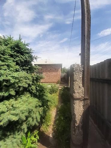 дом маловодная: Дом с участком - Кирпичный одноэтажный дом с двускатной крышей. - — 2