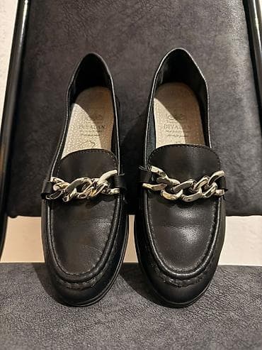 Лоферы женские черные с декоративной металлической цепочкой спереди